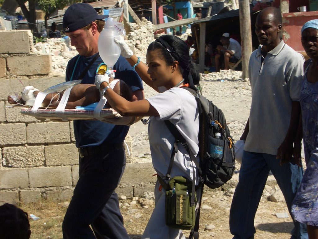 Bebé séptico intubado tras el terremoto de Haití de 2010