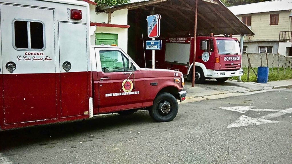 Ambulancia y Camion del Cuerpo de Bomberos de Guayubín