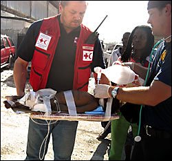 La Federación Internacional de la Cruz Roja aprovecha la oportunidad de fotografiarse con un bebé enfermo durante su traslado en peligro de muerte